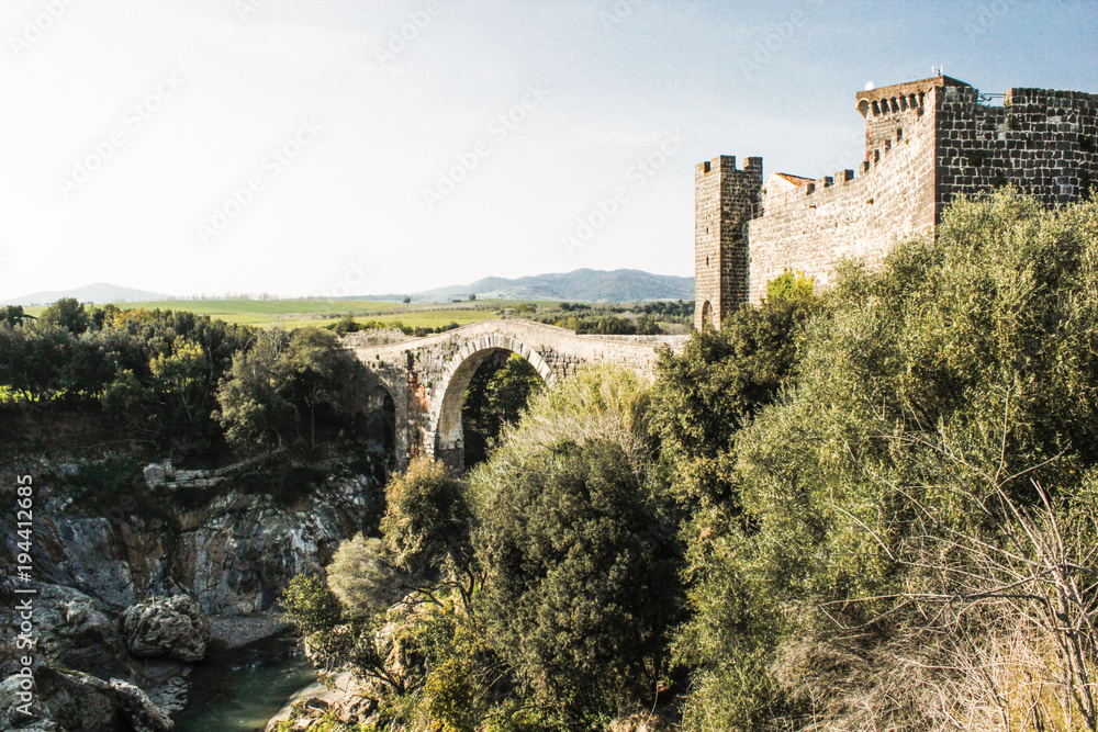 antico castello in italia con ponte sul fiume