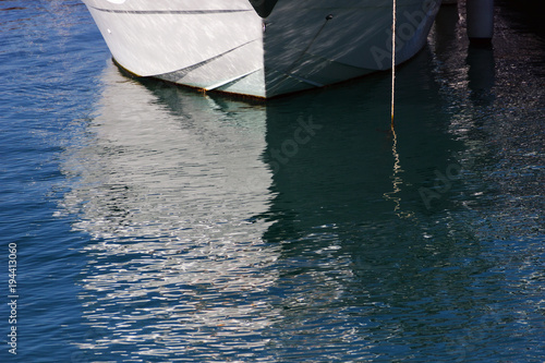 отражение яхты в морской воде