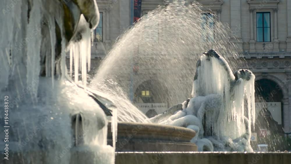 Ghiaccio a Roma - Piazza della Repubblica - Fontana delle Naiadi - Panoramica - Dettaglio Ghiaccio a Roma - Piazza della Repubblica - Fontana delle Naiadi - Panoramica - Dettaglio