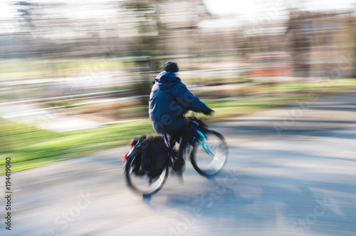 Fototapeta Naklejka Na Ścianę i Meble -  Uomo in bicicletta (effetto panning)