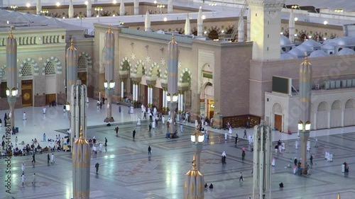 Muslims entering Prophet’s mosque in Medina photo
