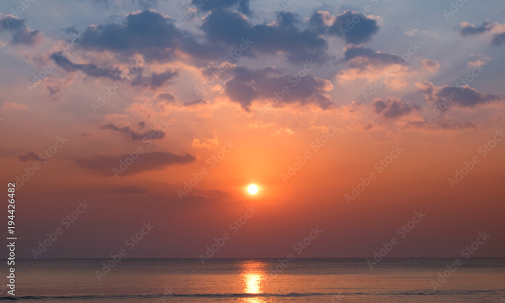 Fototapeta premium Beautiful sea sunset
