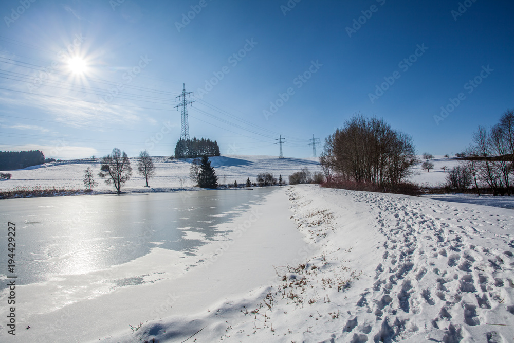 Gefrorener See im Winter