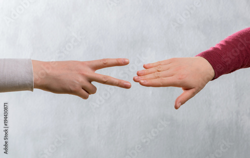 Schnick Schnack Schnuck Spiel mit Händen, Symbol für Schere und Papaier photo