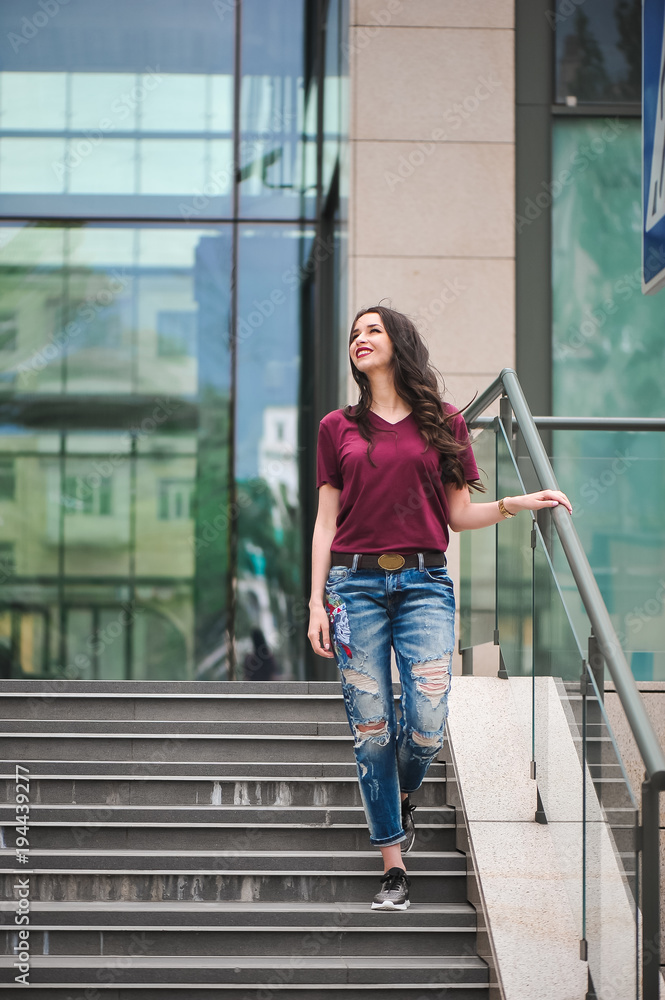 Obraz premium outdoor portrait of a stylish woman on the steps of shopping mall