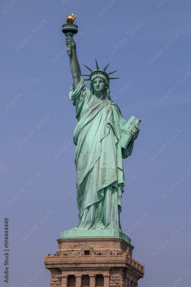 Fototapeta premium Statua Wolności w pełnym rozmiarze na cokole