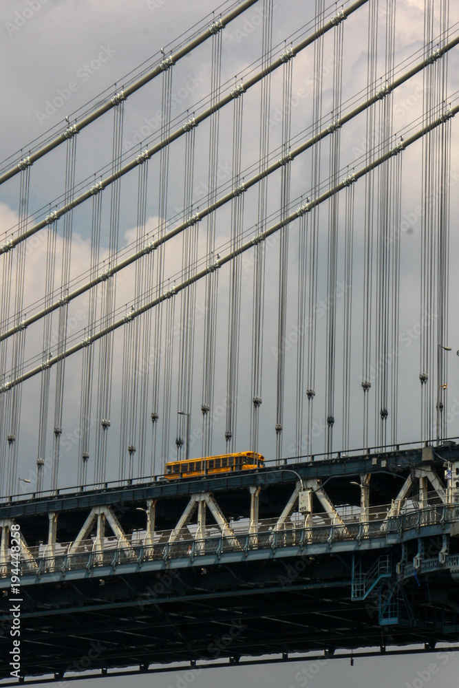 Fototapeta premium Bus on the Brooklyn Bridge