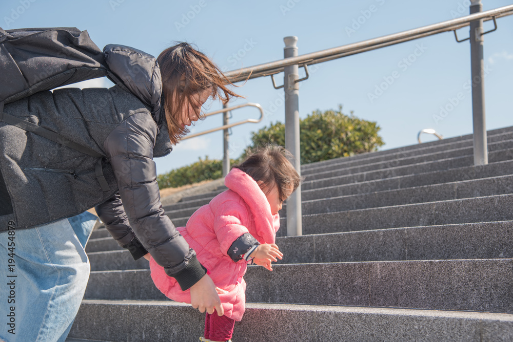 Obraz premium 階段を登る赤ちゃん