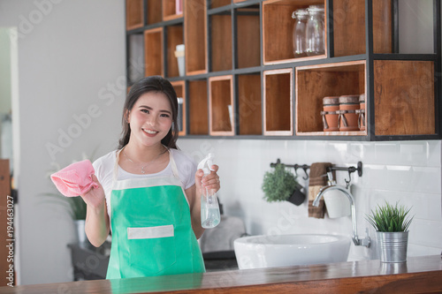 Fényképezés woman cleaning up her house