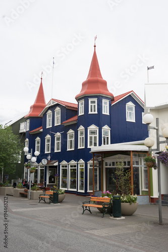 Fussgängerzone - Stadtbild mit alten Häusern in Akureyri / Nordisland