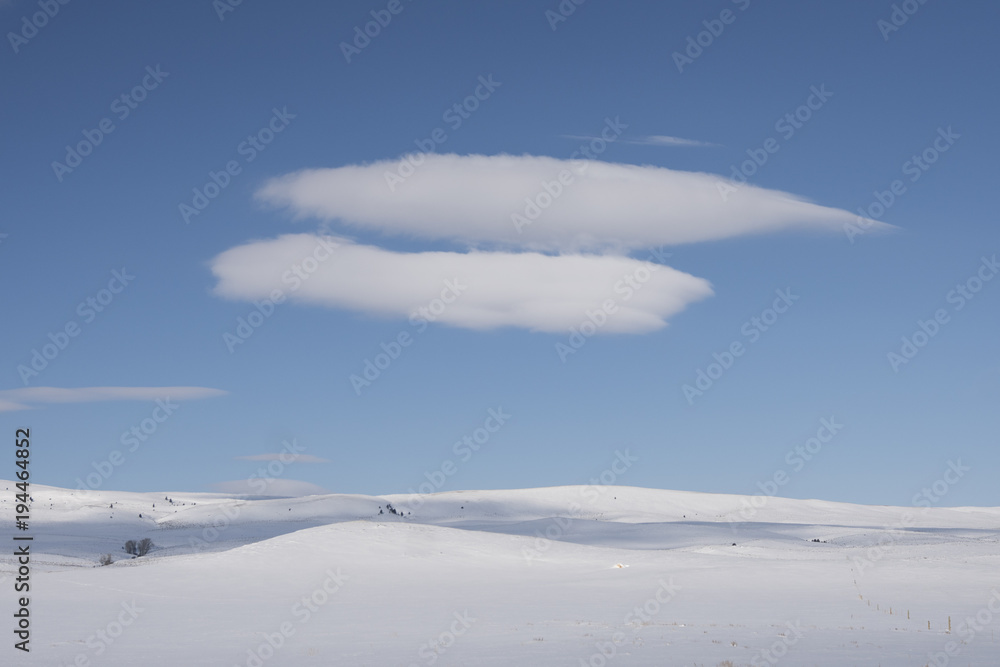 Obraz premium Clouds in winter landscape
