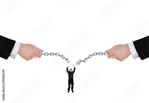 una catena tesa che si rompe tra le mani persone cadono
