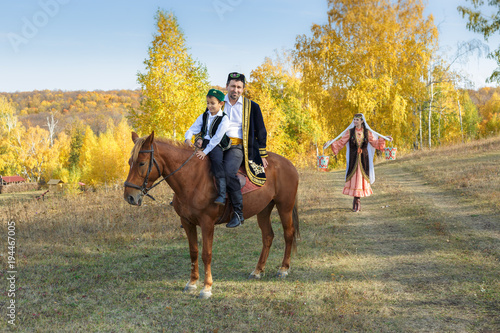 Татарские мужчина, женщина и мальчик на коне 7