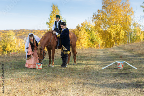 Татарские мужчина, женщина и мальчик на коне 6