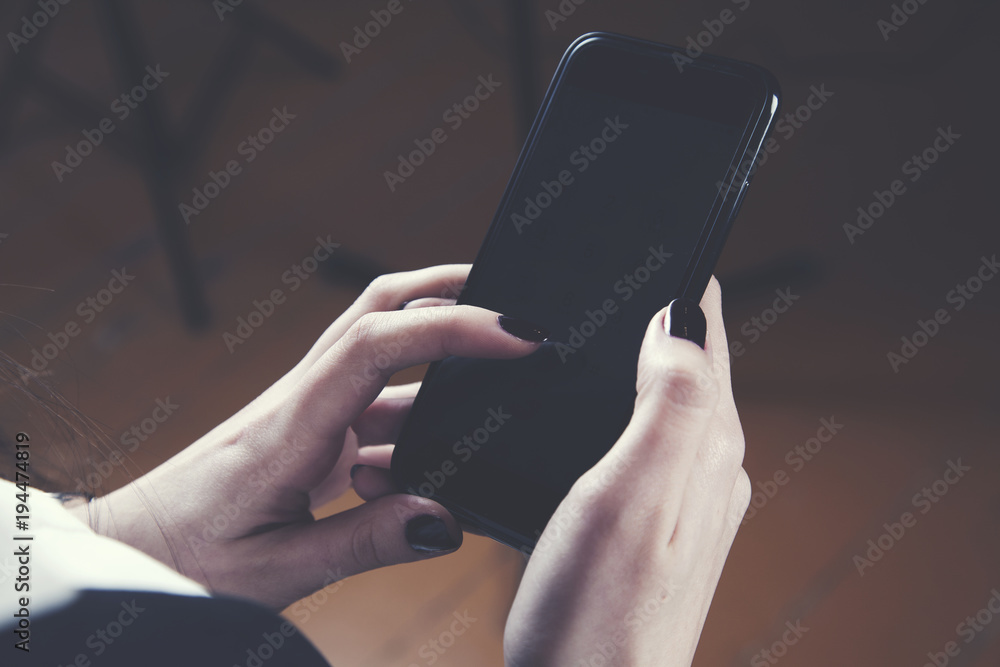 woman hand holding smart  phone