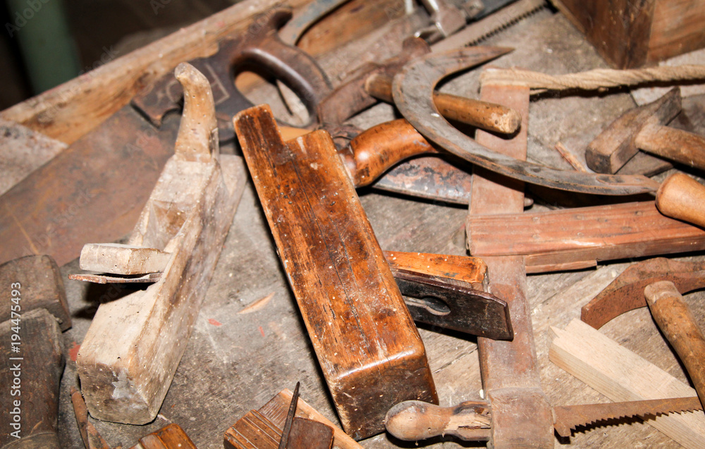 altes Holzbearbeitungswerkzeug
altes Holzbearbeitungswerkzeug