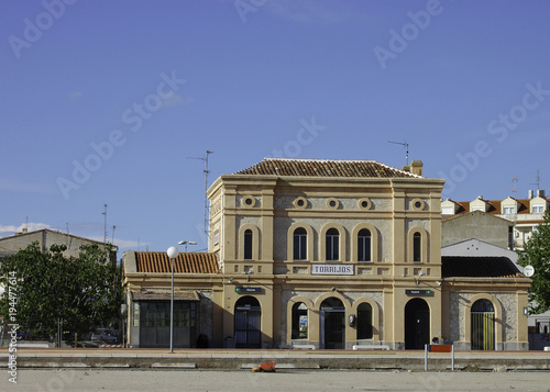 Estaci  n de tren de Torrijos Toledo  Espa  a. vista desde la v  a y el anden