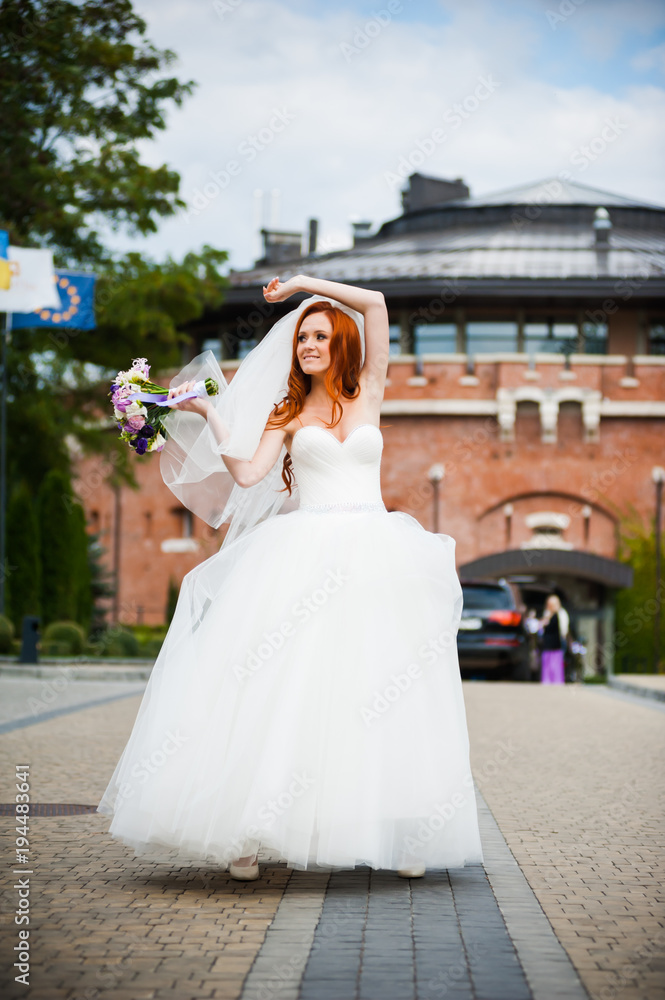 Obraz premium Fashion bride girl in gorgeous wedding dress with wedding bouquet of flowers