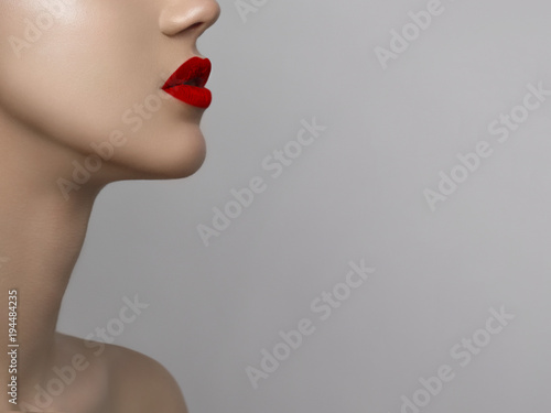 Photo Close-up portrait of beautiful woman's purity face with bright red lips make-up