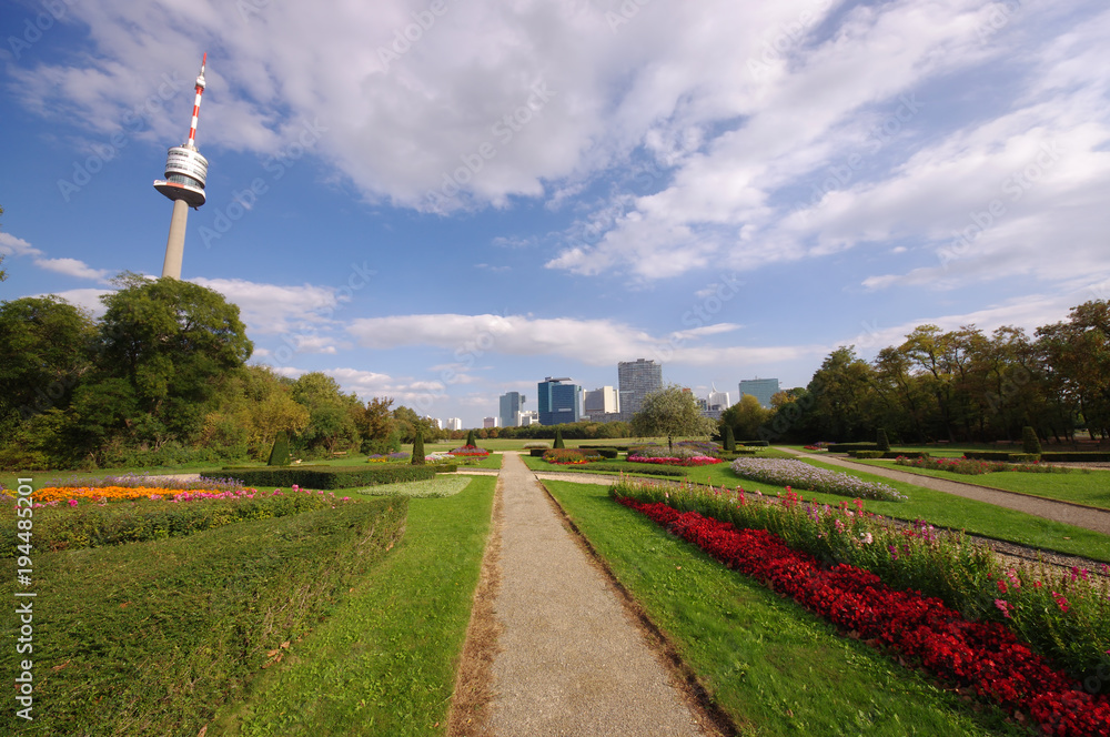Obraz premium Vienna city and Danube Park with flowers