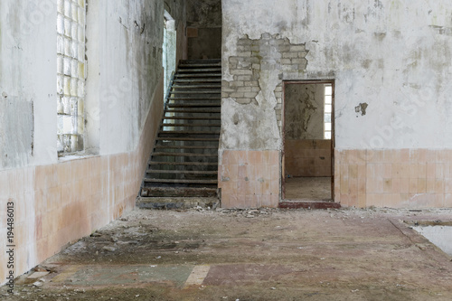Abandoned building interior © Maksym Dragunov