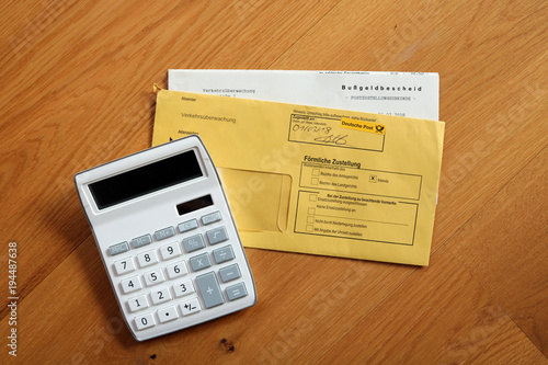 Mahnbescheid und Taschenrechner