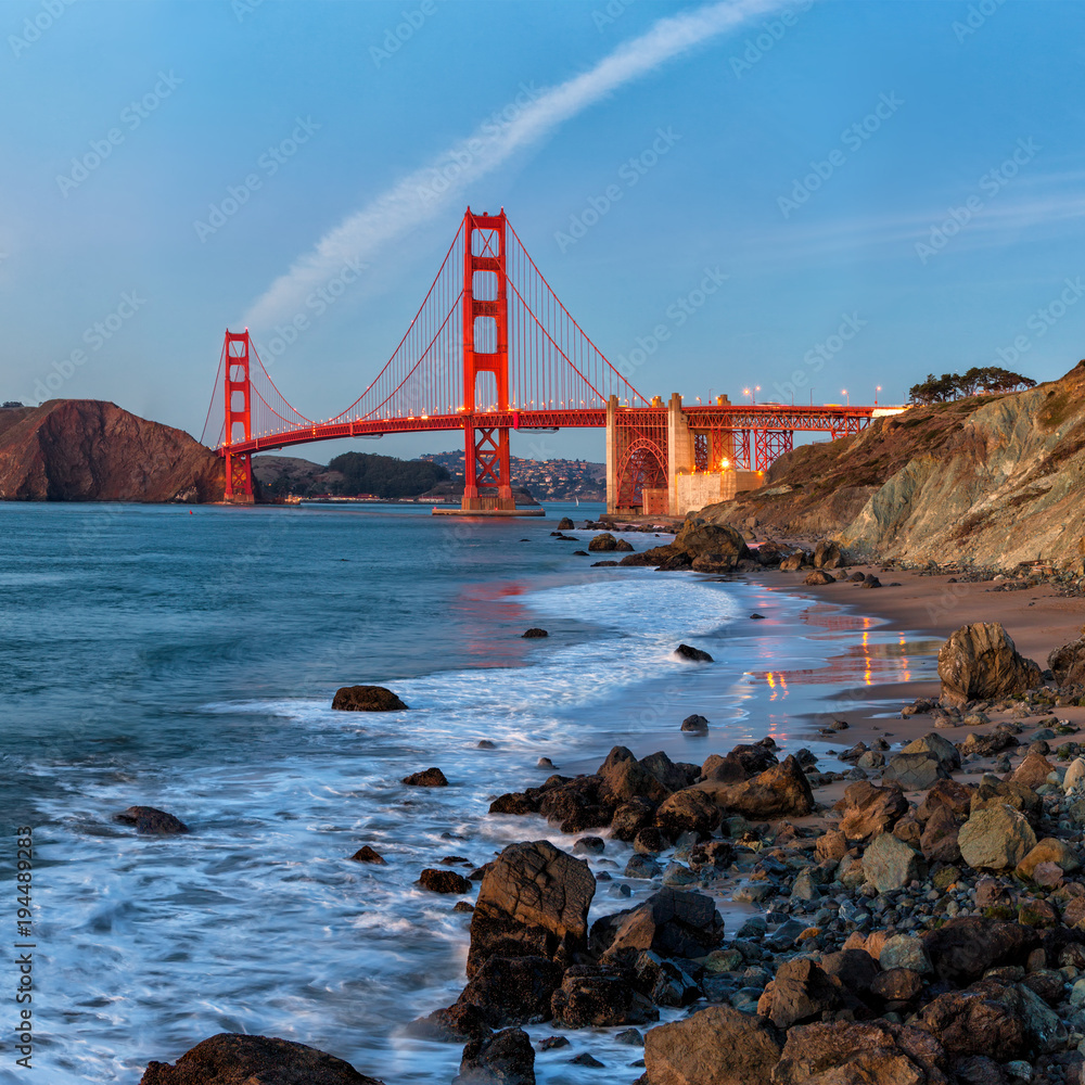 Naklejka premium Słynny most Golden Gate o zachodzie słońca ,, San Francisco USA