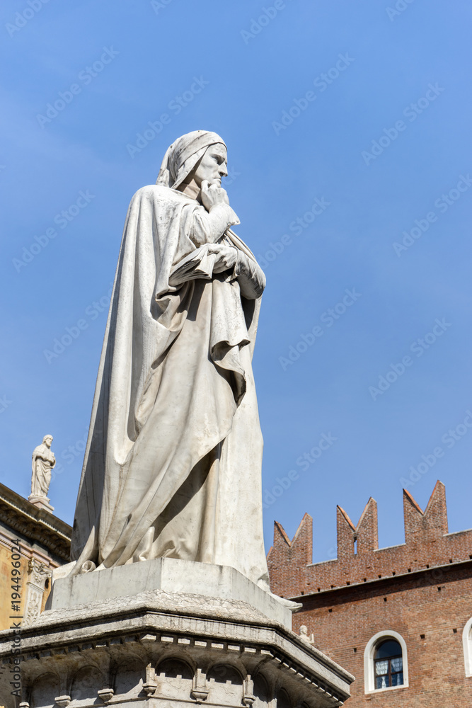  poet and philosopher Dante / Sculpture of the philosopher Dante Alighieri in Verona in Italy 