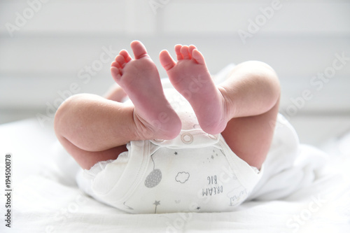 Papier peint Pieds de jeune bébé