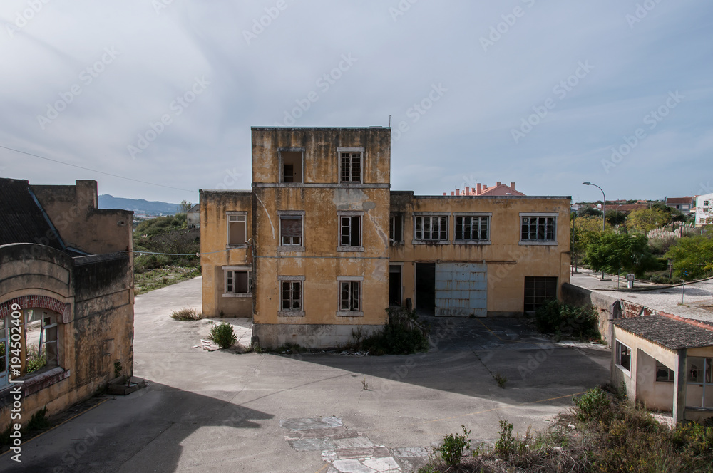 Fábrica antiga e abandonada
