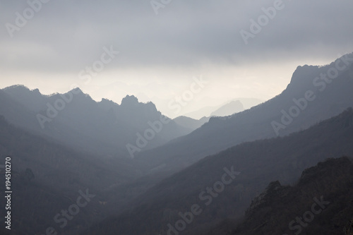 Горный пейзаж, Красивый вид на высокие скалы, живописное горное ущелье, вершины на фоне синего неба. Дикая природа Северного Кавказа, путешествие и туризм