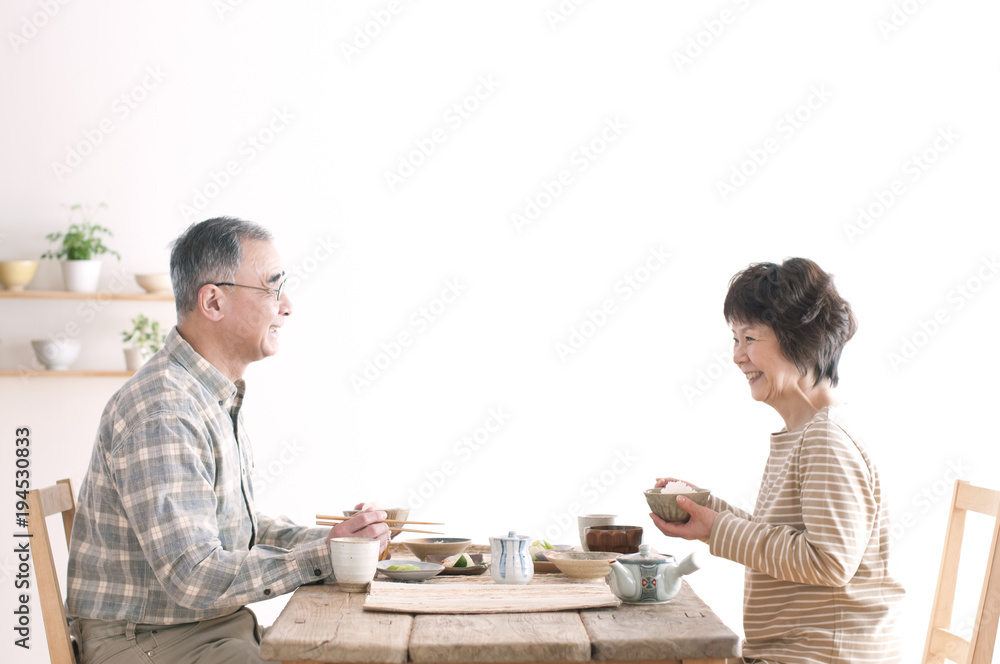朝食を食べるシニア夫婦 朝食を食べるシニア夫婦