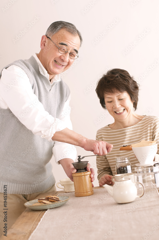 コーヒーをいれるシニア夫婦