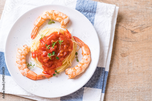 spaghetti with tomatoes sauce and shrimps