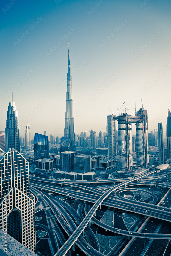 Obraz premium Dubaj, Zjednoczone Emiraty Arabskie - luty 2018: Dubaj panoramę o zachodzie słońca z Burj Khalifa, najwyższy budynek świata i ruch drogowy Sheikh Zayed