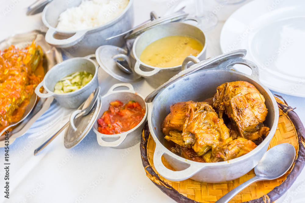 repas créole traditionnel, cari poulet, île de la Réunion repas créole traditionnel, cari poulet, île de la Réunion