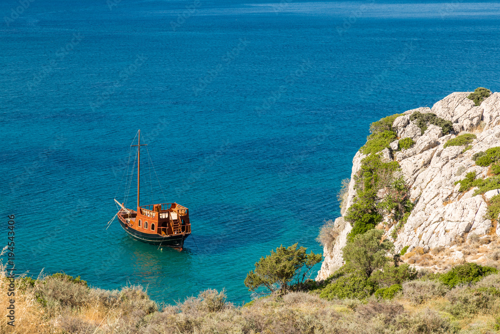 Verlassenes Schiff in der Bucht von Kolymbia, Rhodos Verlassenes Schiff in der Bucht von Kolymbia, Rhodos