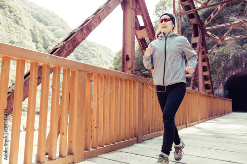 鉄橋でジョギングしている女性 © beeboys