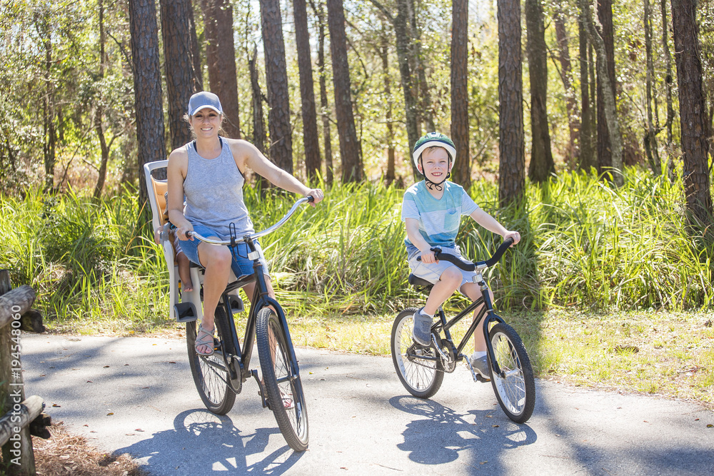 Fototapeta premium Rodzina na przejażdżkę rowerem razem na świeżym powietrzu w słoneczny dzień