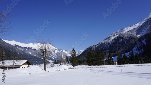 Fernpass, Tirol, Österreich, Strasse zwischen Reutte und Nassereith mit Zugspitze © Achim Kietzmann
