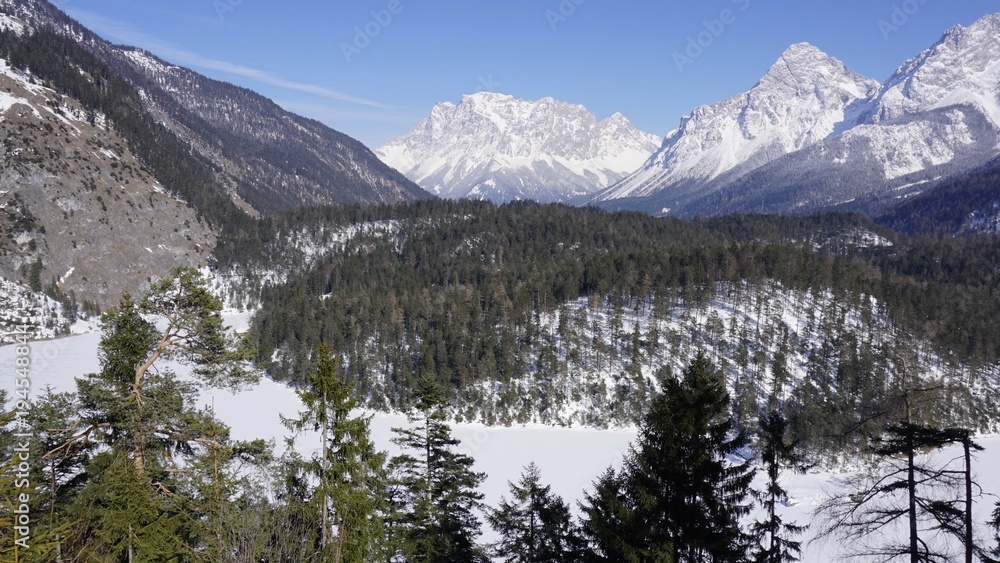 Fernpass, Tirol, Österreich, Strasse zwischen Reutte und Nassereith mit Zugspitze Fernpass, Tirol, Österreich, Strasse zwischen Reutte und Nassereith mit Zugspitze