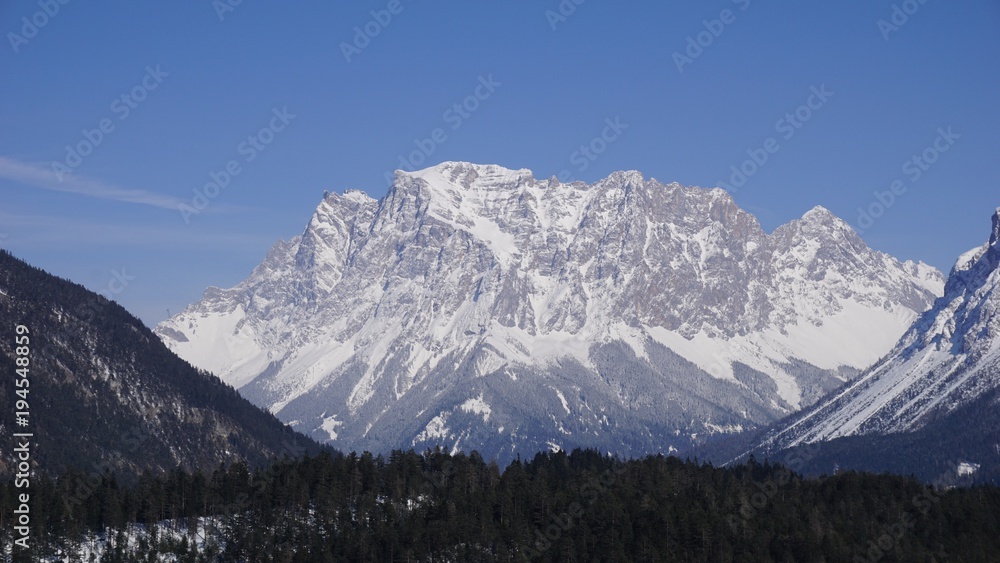 Fernpass, Tirol, Österreich, Strasse zwischen Reutte und Nassereith mit Zugspitze Fernpass, Tirol, Österreich, Strasse zwischen Reutte und Nassereith mit Zugspitze