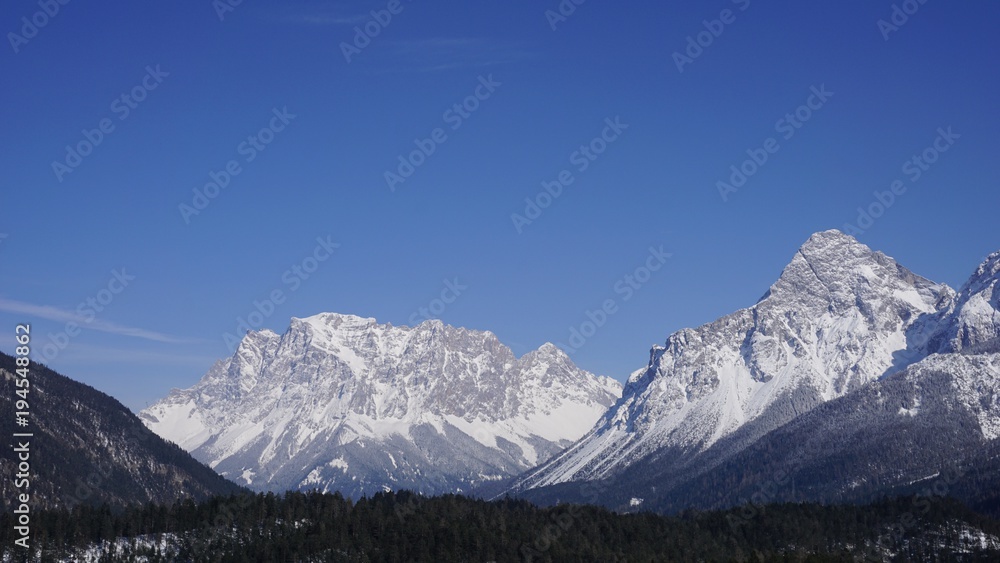 Fernpass, Tirol, Österreich, Strasse zwischen Reutte und Nassereith mit Zugspitze
