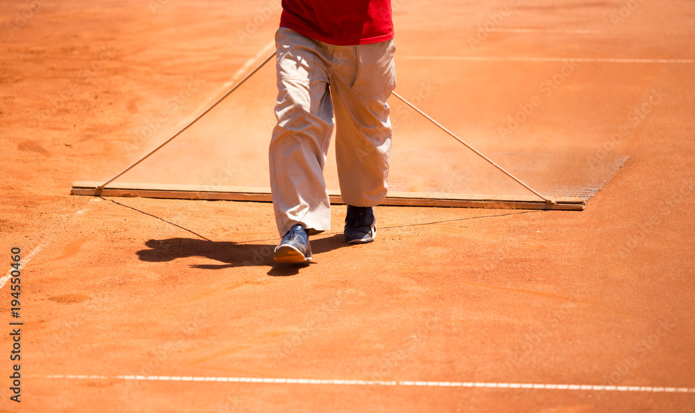 Obraz premium Preparation of a tennis court for competitions