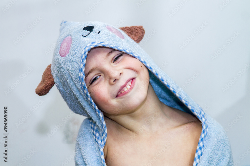 Obraz premium The boy in the towel, after the bath.