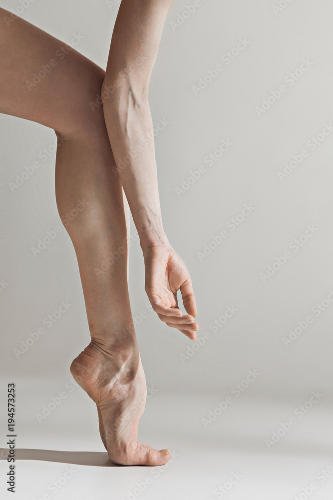 Obraz premium Close-up ballerina's legs on the white floor