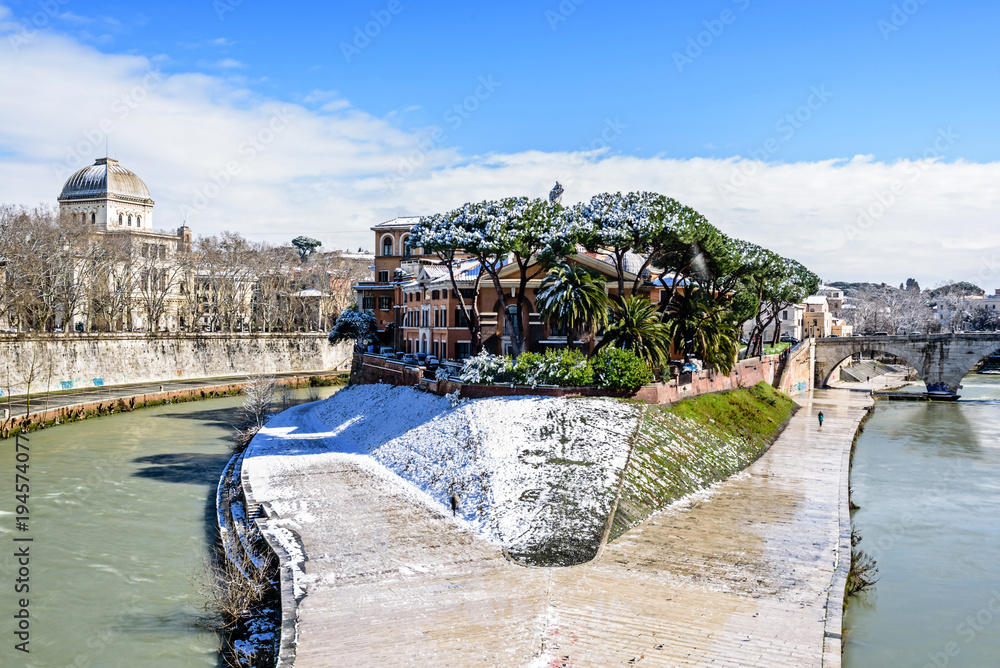 Snow, Ponte Cestio bridge; Isola Tiberina island; Jewish temple,  Roma; Lazio; Italy; Europe