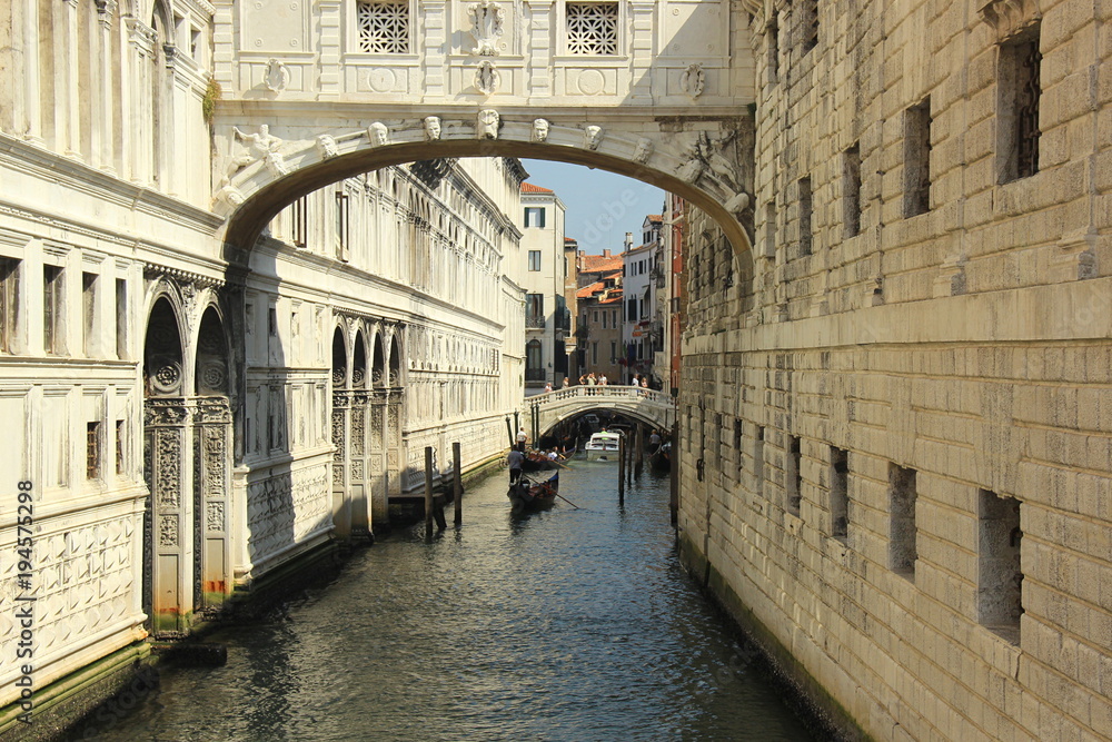 Mit der Gondel unterwegs auf einem Kanal in Venedig
