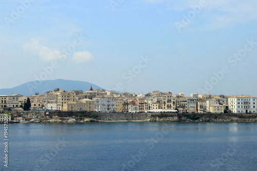Blick auf typische Häuser auf der Insel Korfu