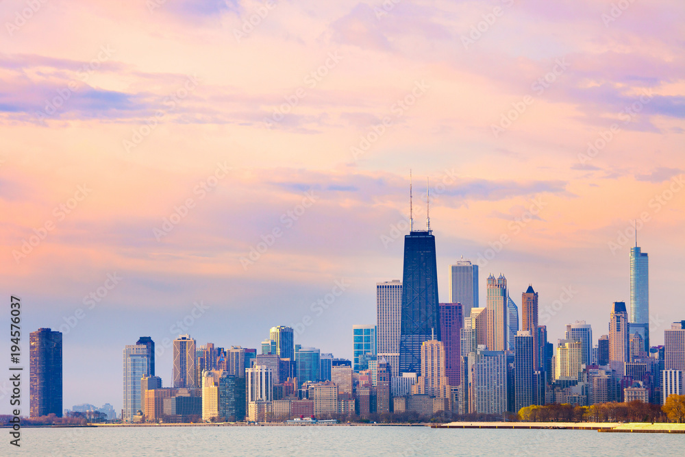 Fototapeta premium Śródmieście panoramę miasta Chicago o świcie, Illinois, USA